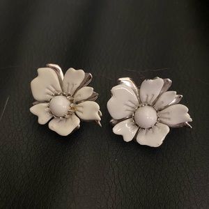 Sarah Coventry Vintage White Flower Clip On Earrings